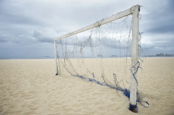 Lege voetbal voetbal netto rio de janeiro Brazilië strand — Stockfoto