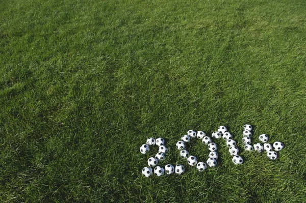 Fútbol 2014 Mensaje Balones de fútbol hierba verde —  Fotos de Stock