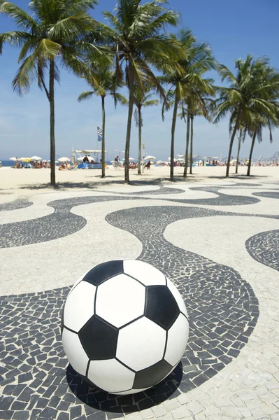 Pallone da calcio su Copacabana Boardwalk Rio Brasile — Foto Stock