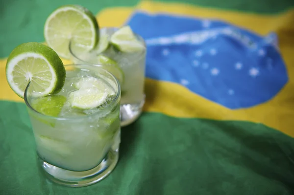 Två färsk lime caipirinhas brasiliansk flagga — Stockfoto