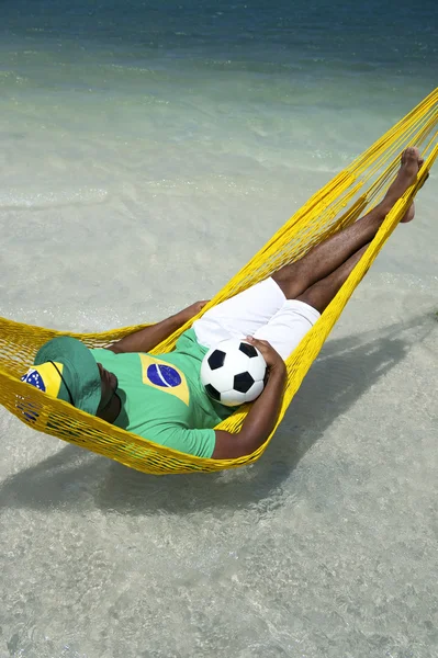 Jugador brasileño de fútbol se relaja en hamaca de playa — Foto de Stock