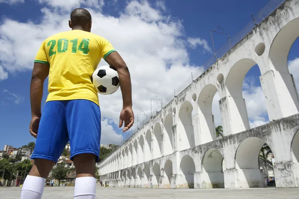 Jugador de fútbol brasileño lleva camisa 2014 Rio Fotos de stock