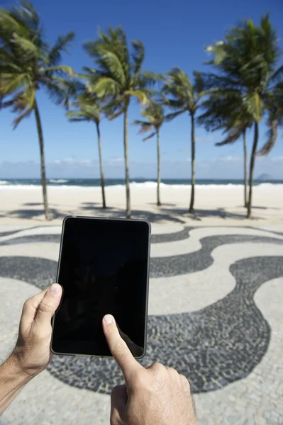 Podróży turystycznych za pomocą tabletu w rio de janeiro Brazylia — Zdjęcie stockowe