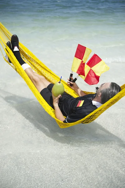 Футбольный судья расслабляется на бразильском пляже — стоковое фото