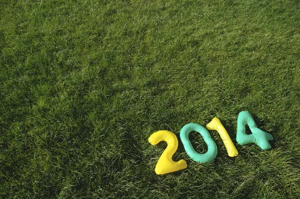 Grüne und gelbe Botschaft 2014 auf Grashintergrund — Stockfoto