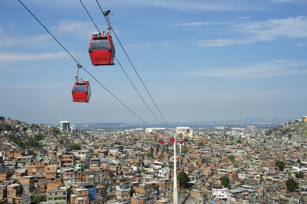 Kırmızı kablo arabaları ile Rio de Janeiro'da favela
