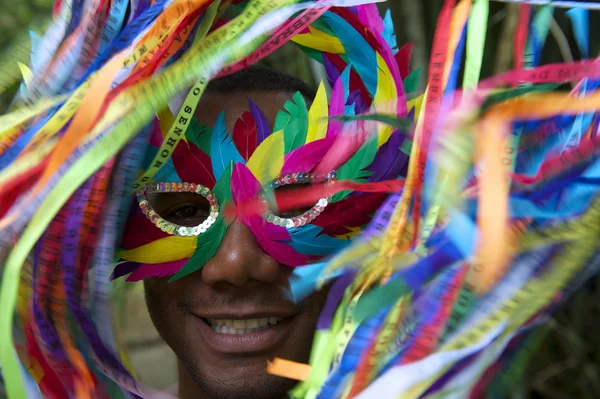 Renkli rio karnaval Brezilya maskeli adam gülümsüyor — Stok fotoğraf