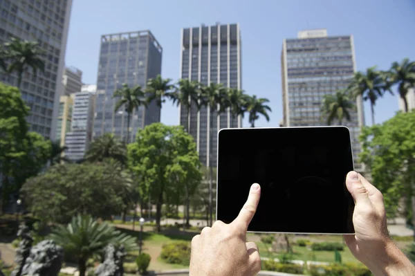 Tourist Holds Pantalla táctil Tablet Sao Paulo Brasil Centro Ciudad — Foto de Stock