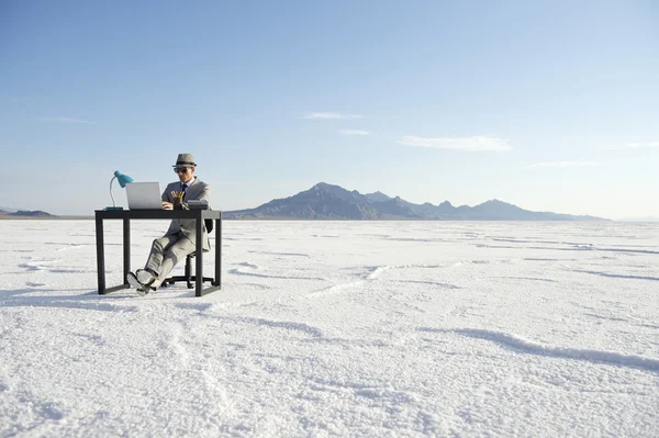 Unternehmer arbeitet an Inspiration am Schreibtisch im Freien — Stockfoto
