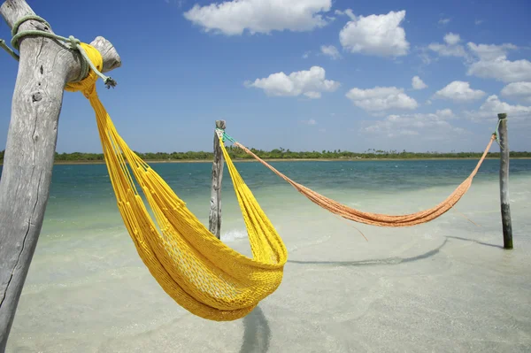Hamacas Amarillas Vacías Playa Tropical Mar — Foto de Stock