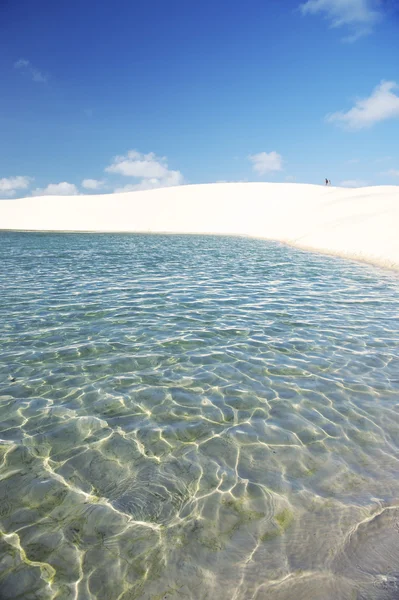 Brazílie písečné duny a sladkovodní bazén na lencois maranheses — Stock fotografie