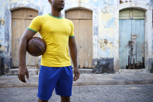 Jugador de fútbol brasileño Fútbol Holding Ball Village Street — Foto de Stock