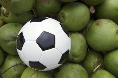Futbol topu futbol taze yeşil Hindistan cevizi ile dinlenme