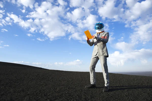 Astronauta de negocios usando tableta futurista en la luna —  Fotos de Stock