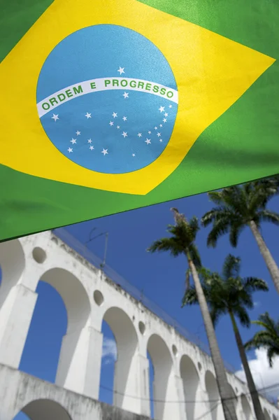 Brasilianska flaggan på lapa arches rio de janeiro Brasilien — Stockfoto