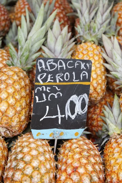 Hele verse ananas vruchten op de boeren markt Brazilië — Stockfoto