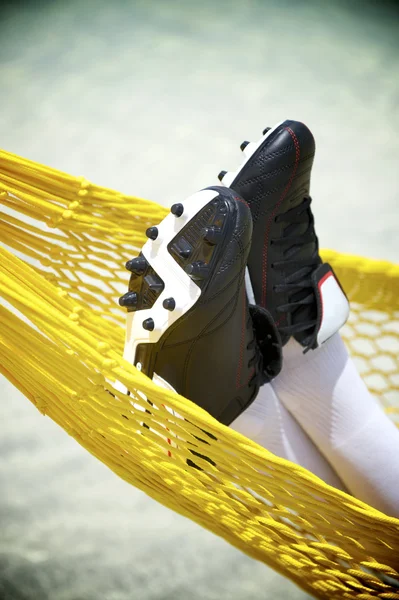 Botas de Fútbol Jugador de Fútbol Relajante en Hamaca de Playa — Foto de Stock