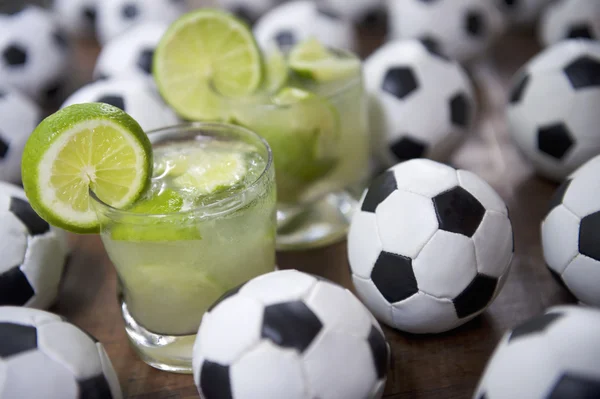 Twee verse kalk caipirinhas Braziliaanse voetbal — Stockfoto