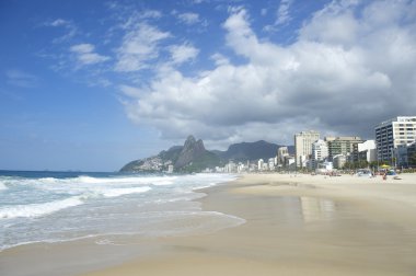 Rio de janeiro Ipanema Plajı skyline iki kardeş dağ Brezilya