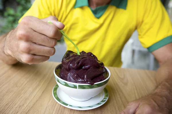 Homem brasileiro comendo tigela de Açaí Açaí — Fotografia de Stock