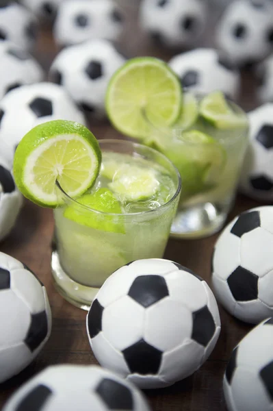 Två färsk lime caipirinhas brasilianska fotbollar — Stockfoto