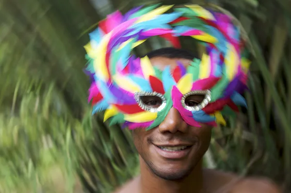 Brasilien carnaval leende brasilianska man i färgglada mask — Stockfoto