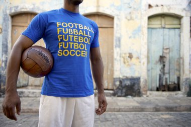 giocatore di calcio brasiliano con la maglia di calcio internazionale