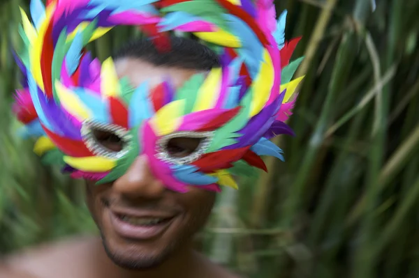 Brasilianska man firar karnevalen i färgglada mask — Stockfoto