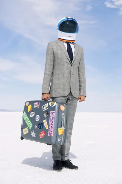 Ruimte toeristische zakenman reizen op maan reis met koffer — Stockfoto