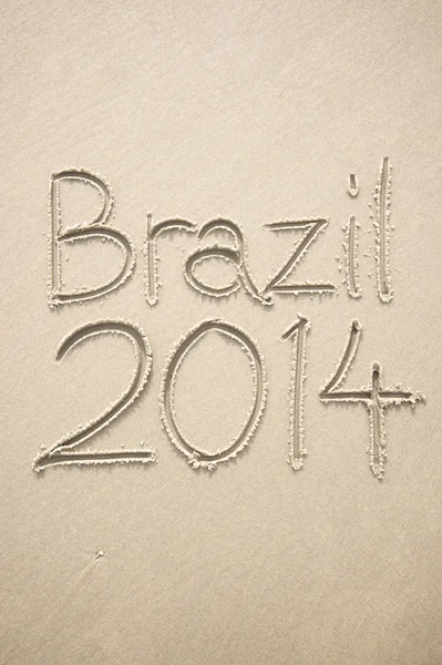 Brasil 2014 Mensagem manuscrita na praia de areia — Fotografia de Stock