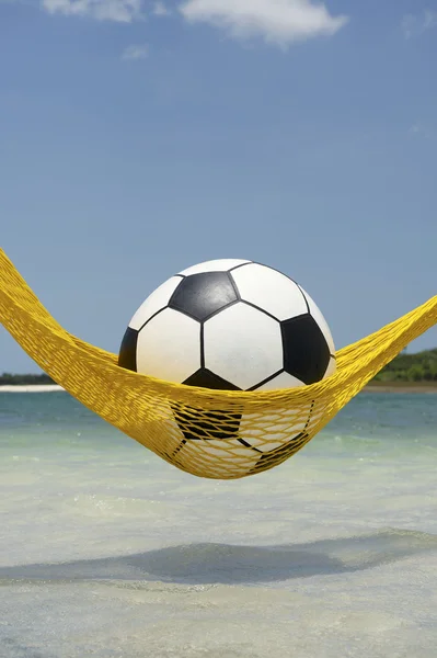 Fútbol pelota de fútbol Relajante en la hamaca de playa — Foto de Stock