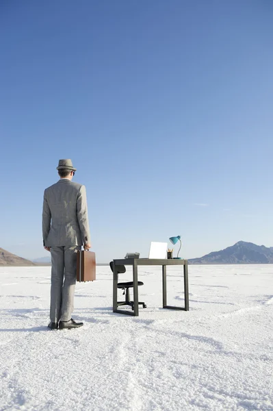 Zakenman die aankomen op mobiel kantoor bureau buitenshuis — Stockfoto