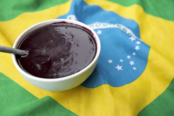 Schale aus Acai Açaí Jussara auf brasilianischer Flagge — Stockfoto