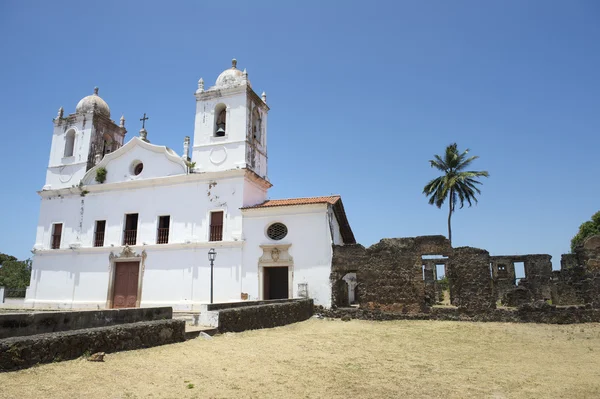 Chiesa coloniale bianca e rovine Nordeste Brasil — Foto Stock