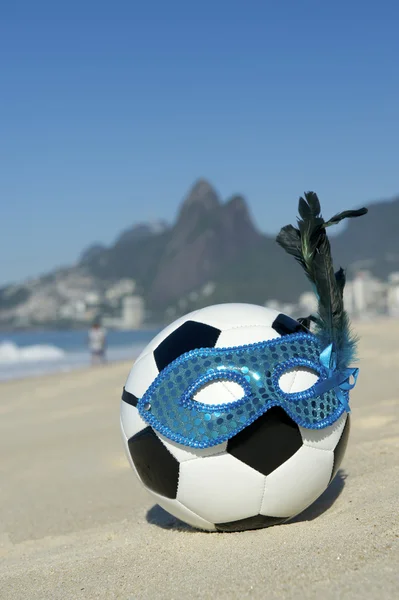 穿着狂欢节面具海滩的里约狂欢节足球足球球 — 图库照片