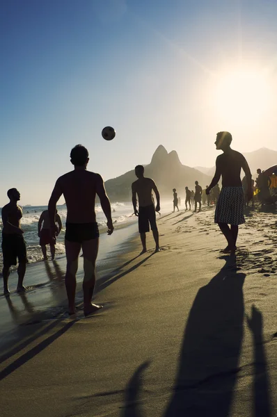 Carioca Brasileños jugando Altinho Futebol Beach Football — Foto de Stock