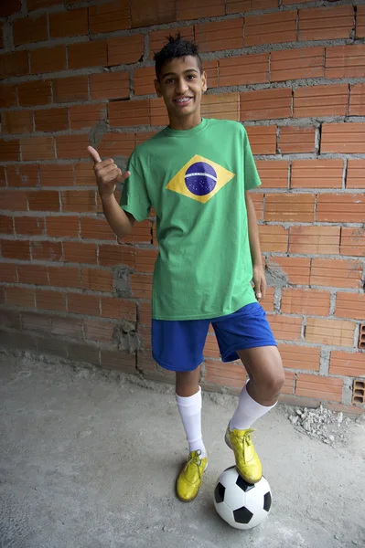 Sourire brésilien adolescent pouces jusqu'à avec football ballon de football — Photo