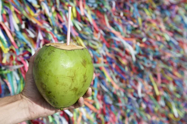 Brasileiro mão segurando Coco Gelado desejo fitas Salvador Bahia — Fotografia de Stock