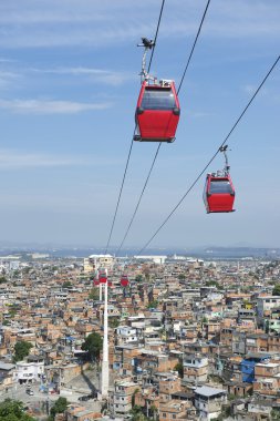 Kırmızı kablo arabaları ile Rio de Janeiro'da favela gecekondu