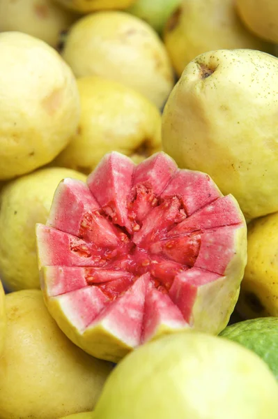 Frisch geschnittene Guave Goiaba auf dem brasilianischen Bauernmarkt — Stockfoto