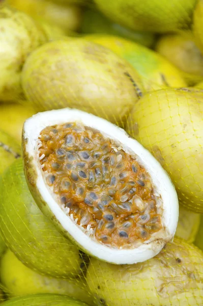 Fresh Passionfruit Maracuja at Brazilian Farmers Market — Stock Photo, Image