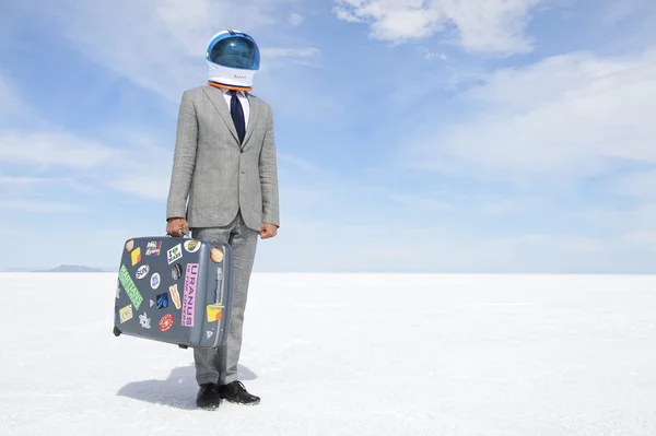 Ruimte toeristische zakenman reizen op maan reis met koffer — Stockfoto