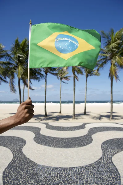 Brasiliansk håndviftende flagg Copacabana Rio Brasil – stockfoto