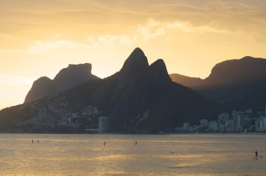 İki kardeş dağ Ipanema Brezilya Rio de janeiro günbatımı siluet