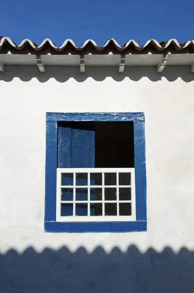 Arquitectura colonial brasileña Ventana azul abierta — Foto de Stock