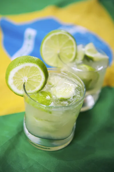 Två färsk lime caipirinhas brasiliansk flagga — Stockfoto