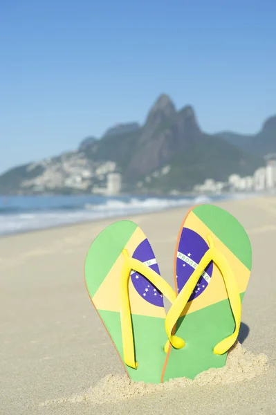 Braziliaanse vlag flip flops sandalen ipanema beach rio — Stockfoto