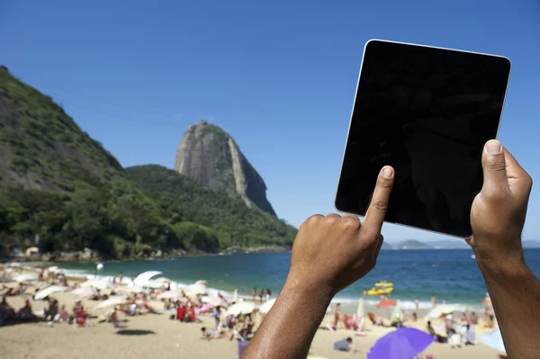 Brazylijski rąk za pomocą tabletu w Ipanema rio de janeiro Brazylia — Zdjęcie stockowe