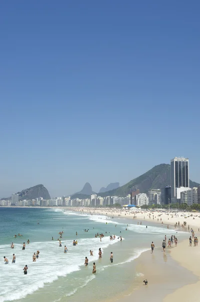 Copacabana rio de janeiro Brazilië skyline schilderachtige uitzicht op het strand — Stockfoto