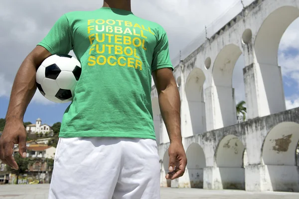 Futbol topu rio lapa holding Brezilyalı futbolcu — Stok fotoğraf